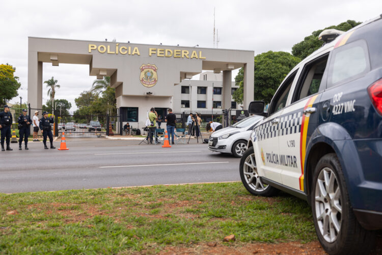 BRASILIA (BRASIL), 22/11/2025.- Vista de la Policía Federal de Brasil, local donde esta detenido de forma preventiva este sábado, el expresidente brasileño Jair Bolsonaro, condenado por intento de golpe de Estado y quien ya se encontraba en prisión domiciliaria. Foto: EFE/Vini Santa Rosa.