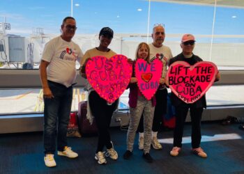 Desde el aeropuerto de Miami el día 1 de noviembre, salió la primera parte de la entrega, con 2500 libras de leche en polvo. Foto: Puentes de Amor.