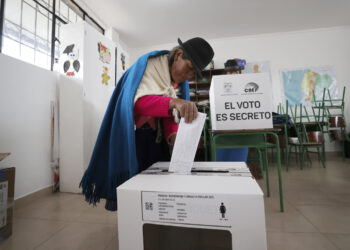 16/11/2025.- Una indígena de la comunidad Cangagua vota para el referéndum este domingo, en Cangagua (Ecuador). Foto: EFE/ José Jácome.