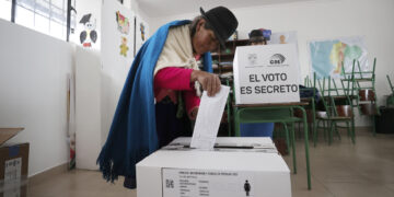 16/11/2025.- Una indígena de la comunidad Cangagua vota para el referéndum este domingo, en Cangagua (Ecuador). Foto: EFE/ José Jácome.