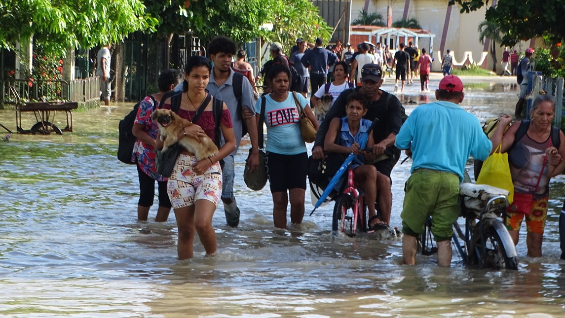 Personas siendo evacuadas en Río Cauto, Granma, por las fuertes inundaciones dejadas por el huracán Melissa. Foto: Tomada del perfil en Facebook de CMKX Radio Bayamo / Archivo.