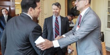 El secretario de Estado de Estados Unidos, Marco Rubio (i), saluda al opositor cubano José Daniel Ferrer, durante un encuentro en Washington. Foto: Tomada del perfil en X de Marco Rubio.