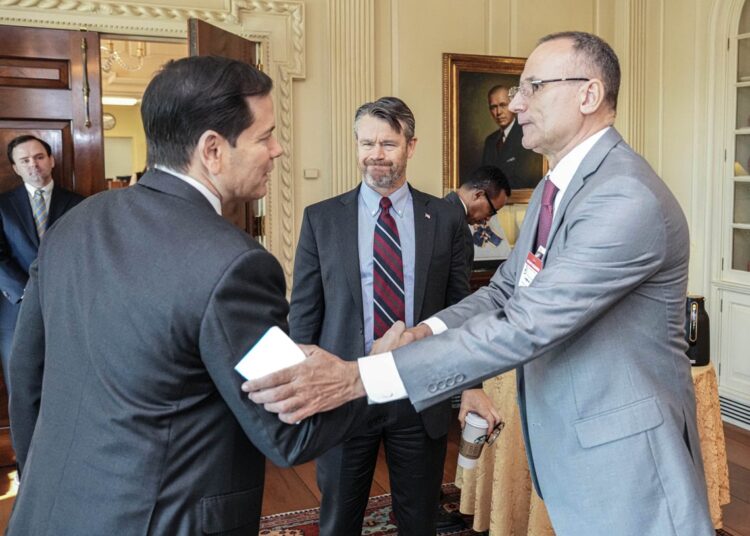 El secretario de Estado de Estados Unidos, Marco Rubio (i), saluda al opositor cubano José Daniel Ferrer, durante un encuentro en Washington. Foto: Tomada del perfil en X de Marco Rubio.