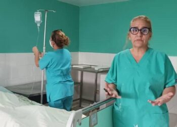 Atención a los lesionados en una explosión durante las parradas de Guayos en la Sala de Caumatología del Hospital Provincial Camilo Cienfuegos, de Sancti Spíritus. Foto: Arelys García/ Escambray.