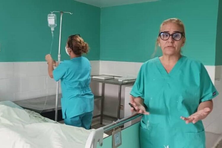Atención a los lesionados en una explosión durante las parradas de Guayos en la Sala de Caumatología del Hospital Provincial Camilo Cienfuegos, de Sancti Spíritus. Foto: Arelys García/ Escambray.