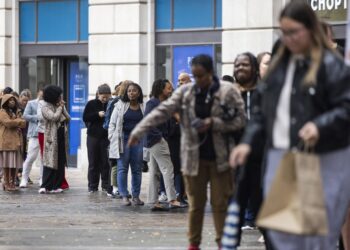 Washington (EE. UU.), 30 oct 2025. Empleados federales suspendidos y sus familias hacen fila para recibir comidas gratuitas distribuidas por voluntarios de World Central Kitchen en Washington D. C. El cierre del gobierno estadounidense cumple 30 días, convirtiéndose en el segundo más largo en la historia del país. Foto: EFE/EPA/Jim Lo Scalzo.