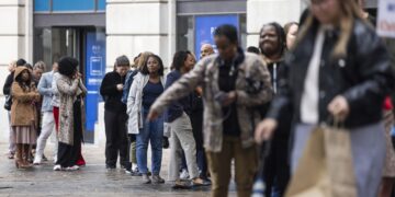 Washington (EE. UU.), 30 oct 2025. Empleados federales suspendidos y sus familias hacen fila para recibir comidas gratuitas distribuidas por voluntarios de World Central Kitchen en Washington D. C. El cierre del gobierno estadounidense cumple 30 días, convirtiéndose en el segundo más largo en la historia del país. Foto: EFE/EPA/Jim Lo Scalzo.