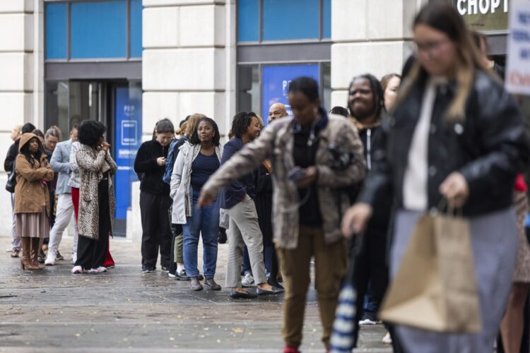 Washington (EE. UU.), 30 oct 2025. Empleados federales suspendidos y sus familias hacen fila para recibir comidas gratuitas distribuidas por voluntarios de World Central Kitchen en Washington D. C. El cierre del gobierno estadounidense cumple 30 días, convirtiéndose en el segundo más largo en la historia del país. Foto: EFE/EPA/Jim Lo Scalzo.