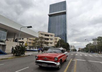 Vista del hotel Iberostar Selection en La Habana, conocido como la Torre K. Foto: Ernesto Mastrascusa / EFE / Archivo.