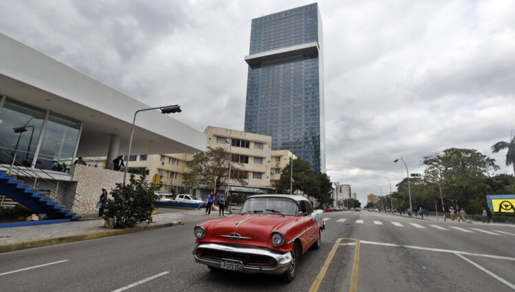 Vista del hotel Iberostar Selection en La Habana, conocido como la Torre K. Foto: Ernesto Mastrascusa / EFE / Archivo.