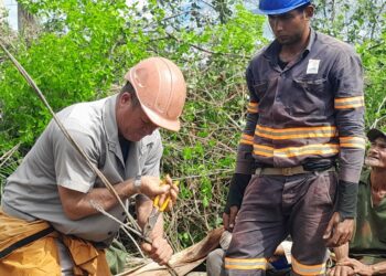 Trabajos para la recuperación del servicio eléctrico en Mayarí, Holguín. Foto: Tomada del perfil de Facebook de Emilio Rodríguez Pupo.