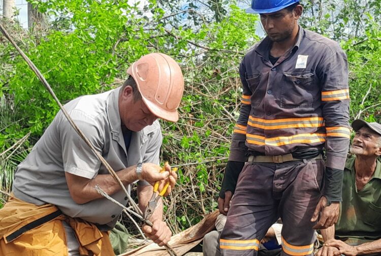 Trabajos para la recuperación del servicio eléctrico en Mayarí, Holguín. Foto: Tomada del perfil de Facebook de Emilio Rodríguez Pupo.