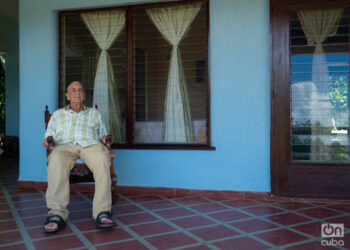 El caimanero, en el lugar favorito de su casa en Patria. Foto: Jorge Ricardo.