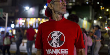 Un hombre viste una camiseta con la imagen del presidente de los Estados Unidos, Donald Trump, y la frase "Yankee go home" en una manifestación por el 26 aniversario de la Constitución de Venezuela en Caracas. Foto: Miguel Gutiérrez / EFE.