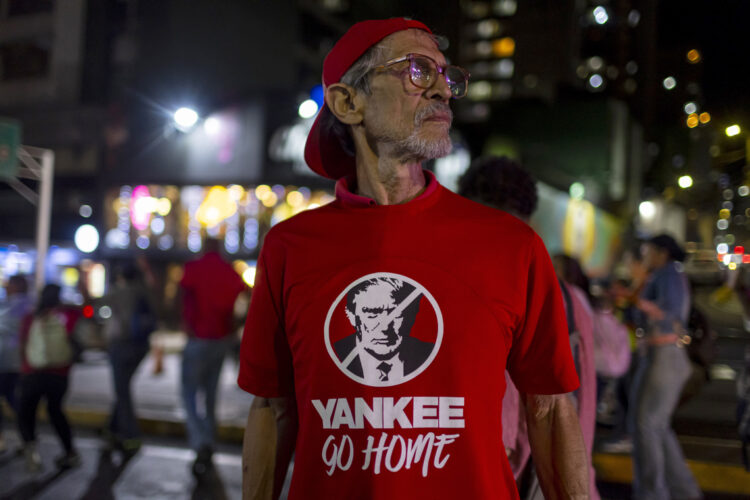 Un hombre viste una camiseta con la imagen del presidente de los Estados Unidos, Donald Trump, y la frase "Yankee go home" en una manifestación por el 26 aniversario de la Constitución de Venezuela en Caracas. Foto: Miguel Gutiérrez / EFE.
