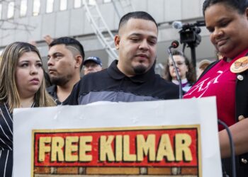 Fotografía de archivo del 25 de agosto de 2025 del salvadoreño Kilmar Ábrego García (c) junto a su esposa Jennifer Vásquez Sura (i) en Baltimore, Maryland Foto: Shawn Thew / EFE / EPA / Archivo.
