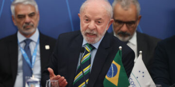 El presidente de Brasil, Luiz Inácio Lula da Silva, habla durante la LXVII Reunión Ordinaria del Consejo del Mercado Común del Sur (Mercosur) este sábado, en Foz de Iguazú (Brasil). Foto:  EFE/ Juan Pablo Pino.