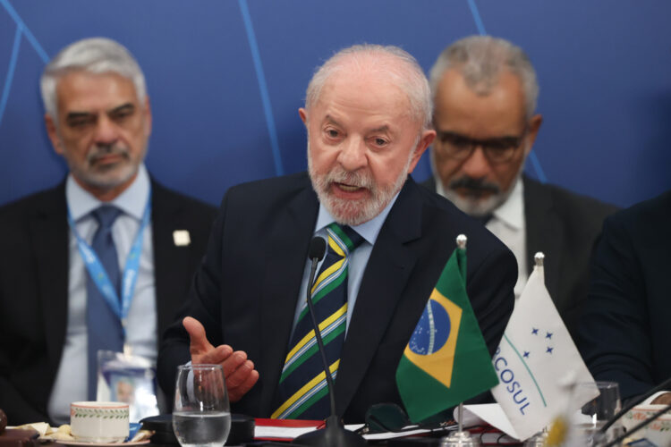 El presidente de Brasil, Luiz Inácio Lula da Silva, habla durante la LXVII Reunión Ordinaria del Consejo del Mercado Común del Sur (Mercosur) este sábado, en Foz de Iguazú (Brasil). Foto:  EFE/ Juan Pablo Pino.