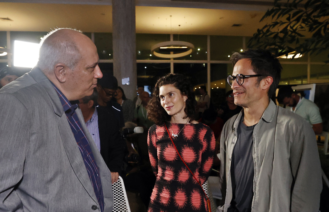 El actor mexicano Gael García Bernal conversa con el ministro cubano de Cultura, Alpidio Alonso, en La Habana. Foto: Ernesto Mastrascusa / EFE.