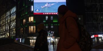 Los peatones pasan junto a una pantalla que transmite noticias sobre los ejercicios militares lanzados por China alrededor de Taiwán, en Beijing, China, el 29 de diciembre de 2025. Foto: EFE/EPA/ANDRES MARTINEZ CASARES
