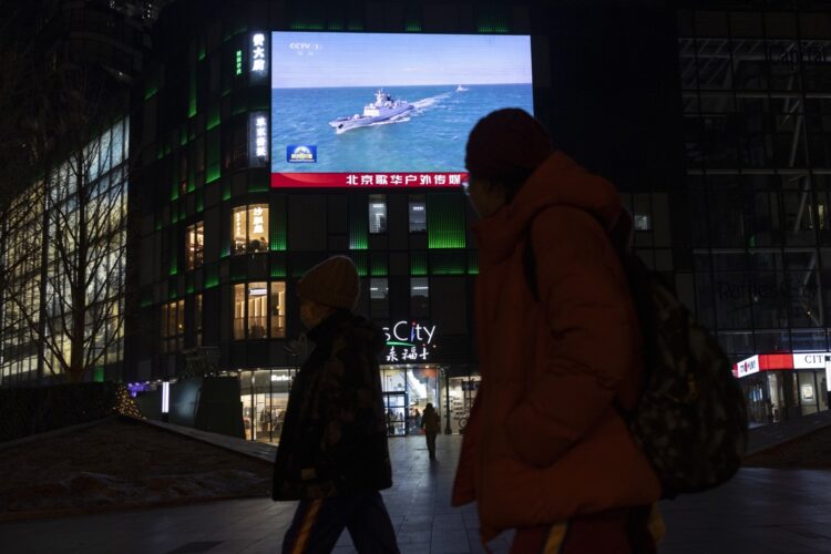 Los peatones pasan junto a una pantalla que transmite noticias sobre los ejercicios militares lanzados por China alrededor de Taiwán, en Beijing, China, el 29 de diciembre de 2025. Foto: EFE/EPA/ANDRES MARTINEZ CASARES