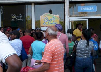 Aglomeración en torno al supermercado La isla de Cuba, en La Habana Vieja. Foto: AMD