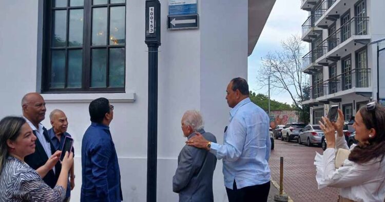 Alberto “Beto” Tuñón es arropado por el embajador cubano en Panamá, Víctor Cairo. Foto: Prensa Latina