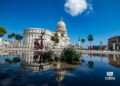 Reflejo del Capitolio Nacional en un charco de agua estancada, en La Habana. Foto: Otmaro Rodríguez.