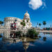 Reflejo del Capitolio Nacional en un charco de agua estancada, en La Habana. Foto: Otmaro Rodríguez.