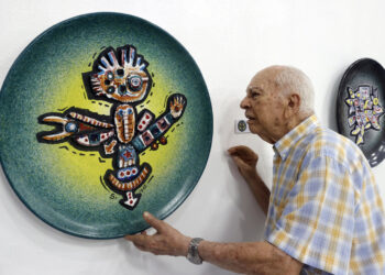 Alfredo Sosabravo junto a una de sus obras, en La Habana. Foto: Ernesto Mastrascusa/ EFE.