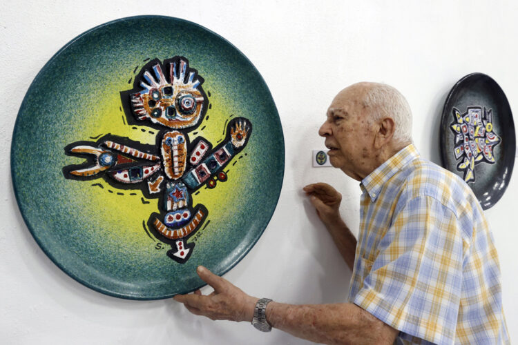 Alfredo Sosabravo junto a una de sus obras, en La Habana. Foto: Ernesto Mastrascusa/ EFE.
