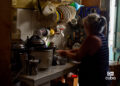 Una mujer hace labores en su cocina durante un apagón. Foto: Otmaro Rodríguez.