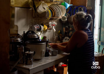 Una mujer hace labores en su cocina durante un apagón. Foto: Otmaro Rodríguez.