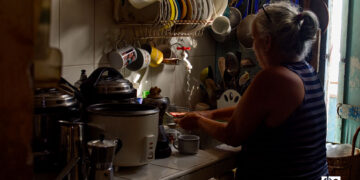 Una mujer hace labores en su cocina durante un apagón. Foto: Otmaro Rodríguez.