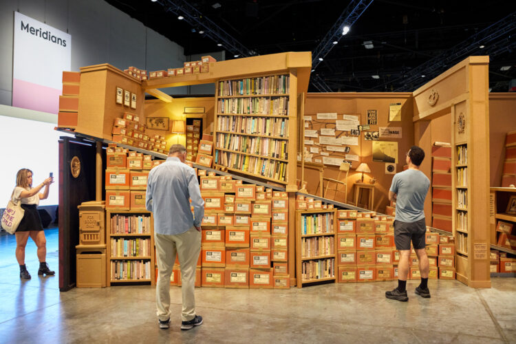 Art Basel, la mayor feria internacional de arte moderno y contemporáneo, comienza este viernes su edición anual de Miami Beach, donde el 10 % de las 283 galerías participantes de 43 países tienen su principal espacio en Latinoamérica, y son temas destacados la migración, la diáspora y los indígenas. Foto: EFE/Art Basel.