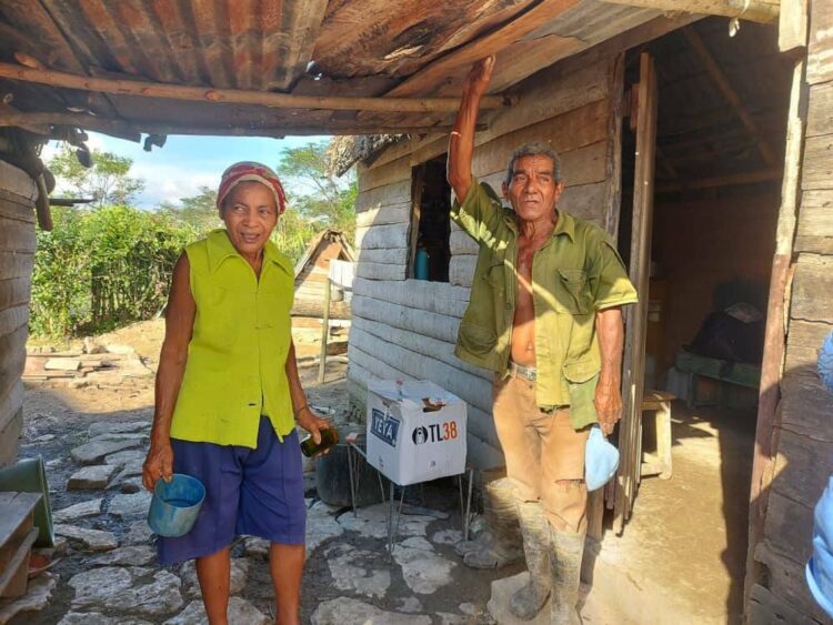 Personas beneficiadas por la ayuda de Cáritas en la provincia de Santiago de Cuba. Foto: Arzobispado de Santiago de Cuba.