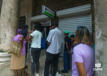 Personas hacen cola en el exterior de un banco en La Habana. Foto: Otmaro Rodríguez.