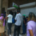 Personas hacen cola en el exterior de un banco en La Habana. Foto: Otmaro Rodríguez.