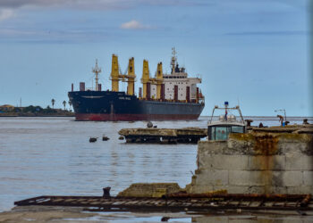 Barco mercante en puerto habanero. Foto: Otmaro Rodríguez/Archivo.