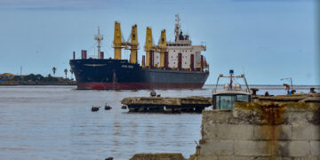 Barco mercante en puerto habanero. Foto: Otmaro Rodríguez/Archivo.