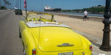 Barco del combustible en la Bahía de La Habana. Foto de archivo de Otmaro Rodríguez.