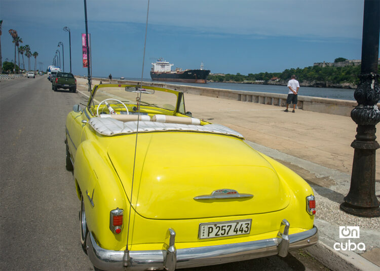 Barco del combustible en la Bahía de La Habana. Foto de archivo de Otmaro Rodríguez.
