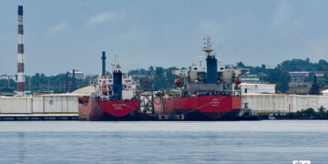 Barcos en la bahía de La Habana. Foto: Otmaro Rodríguez.