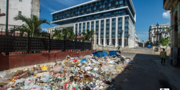 Vertedero de basura en las cercanías del hotel Grand Packard, en La Habana. Foto: Otmaro Rodríguez.