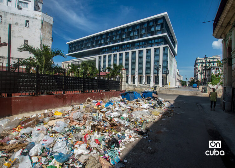Vertedero de basura en las cercanías del hotel Grand Packard, en La Habana. Foto: Otmaro Rodríguez.