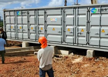 El primer contenedor de baterías de un Sistema de Almacenamiento de Energía (BESS, por sus siglas en inglés) en la localidad de Cueto, Holguín. Foto: X/Unión Eléctrica.