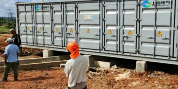 El primer contenedor de baterías de un Sistema de Almacenamiento de Energía (BESS, por sus siglas en inglés) en la localidad de Cueto, Holguín. Foto: X/Unión Eléctrica.