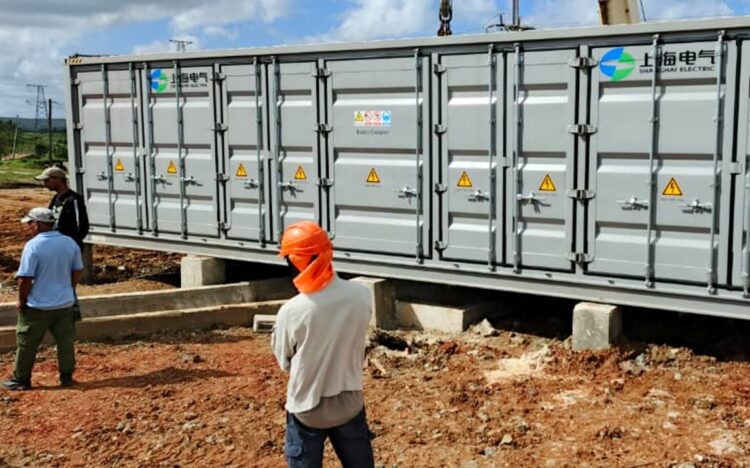 El primer contenedor de baterías de un Sistema de Almacenamiento de Energía (BESS, por sus siglas en inglés) en la localidad de Cueto, Holguín. Foto: X/Unión Eléctrica.