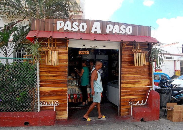 Bodeguita privada en el barrio de Miramar, La Habana. Foto:  AMD