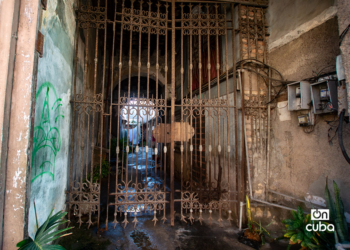 Entrada a una edificación en la calle Colón, en La Habana. Foto: Otmaro Rodríguez.